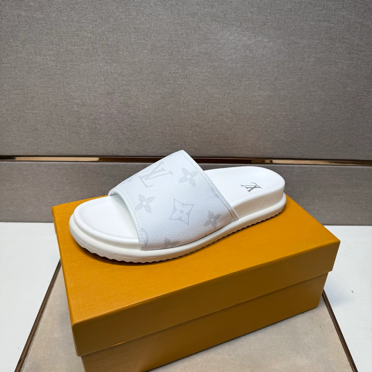 ⬛️Men's shoes 💰p320 [LV～] Men's casual slippers 2025z cabinet sales simultaneously 🔶Size: 38-44 #️⃣ 🔷3 colors🔜The upper is made of multi-material splicing ➕Genuine leather lining, comfortable and breathable, sole: original comfortable and wear-resistant outsole, ⚠️real thing📱photographed🎬real thing is better📢📢📢